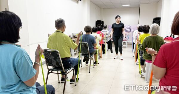 ▲市府體育局舉辦「2025年長者圓夢計畫」，讓長者透過專業運動人員引導參與瑜珈等伸展運動。（圖／記者沈繼昌攝）