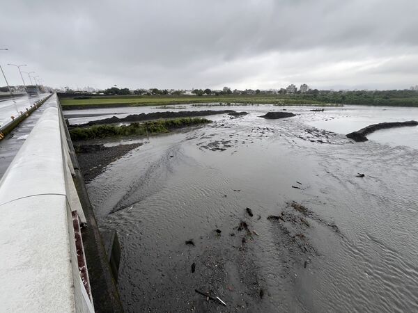 ▲▼羅東溪歪仔歪橋橋下，4日中午被人發現一具女性浮屍。（圖／民眾提供，下同）