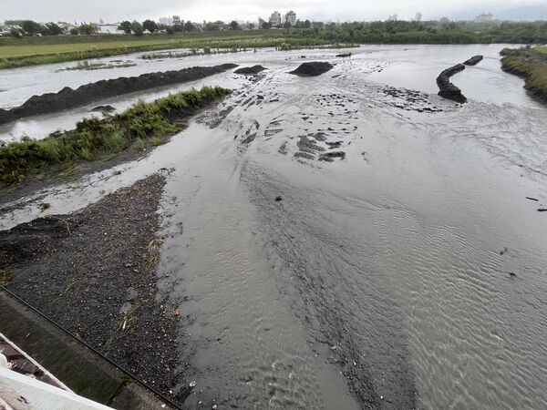 ▲▼羅東溪歪仔歪橋橋下，4日中午被人發現一具女性浮屍。（圖／民眾提供，下同）