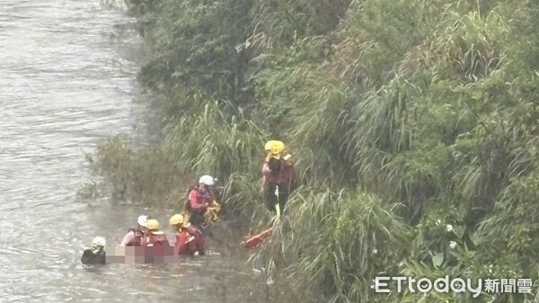 ▲新北市瑞芳區黑衣女墜河，1小時後獲救，命危送醫搶救中。（圖／記者郭世賢翻攝，下同）