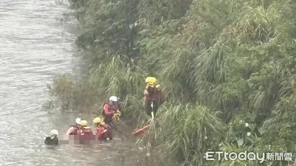 ▲新北市瑞芳區黑衣女墜河，1小時後獲救，命危送醫搶救中。（圖／記者郭世賢翻攝，下同）