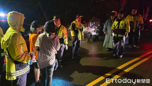 ▲女學生意外跌落山坡，被倒塌樹木壓住動彈不得，所幸成功獲救無生命危險。（圖／記者郭世賢翻攝）