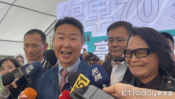 ▲▼明年5月起高齡駕駛換照年齡下修至70歲，交通部長陳世凱、代言人沈文程出席。（圖／記者李姿慧攝）