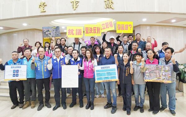 ▲市議員梁為超、吳嘉和、謝美英與大龍岡地區多位里長在市議會議事堂前高喊「反對設立彈藥庫」口號。（圖／國民黨市議會黨團提供）