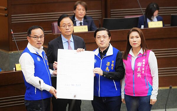 ▲針對國防部計畫在中壢龍岡人口稠密處設置萬坪靶場與彈藥庫，引發地方反彈，市議員梁為超、吳嘉和、謝美英今天在市議會上向張善政遞出陳情書。（圖／國民黨市議會黨團提供）