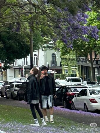 周杰倫拿新手機幫昆凌拍照。（翻攝小紅書）