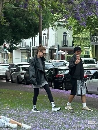 周杰倫拿著新iPhone 17，意外被關注。（翻攝小紅書）