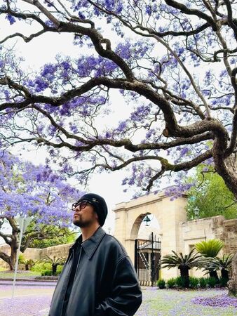 周杰倫在IG貼出在藍花楹樹下的照片。（翻攝周杰倫IG）