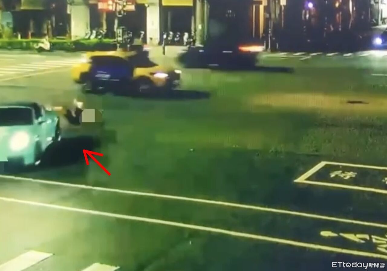 高中生開老爸保時捷911兜風!右轉擊落直行騎士 撞擊畫面曝