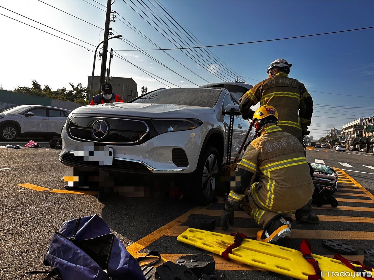 台南2機車擦撞！騎士慘壓賓士車底命危　消防救出緊急送醫