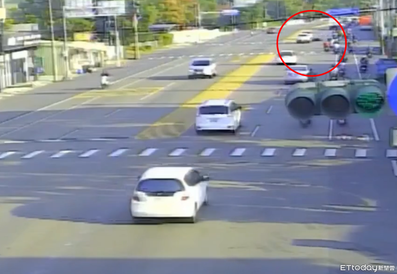 恐怖瞬間！台19線機車併排推撞雙雙倒地　他遭轎車吞噬一度命危