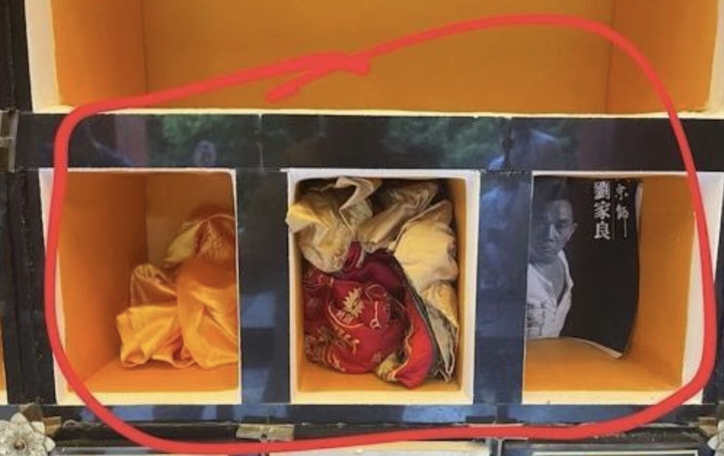 ▲香港知名導演劉家良的骨灰被盜走。（圖／翻攝紅星新聞）