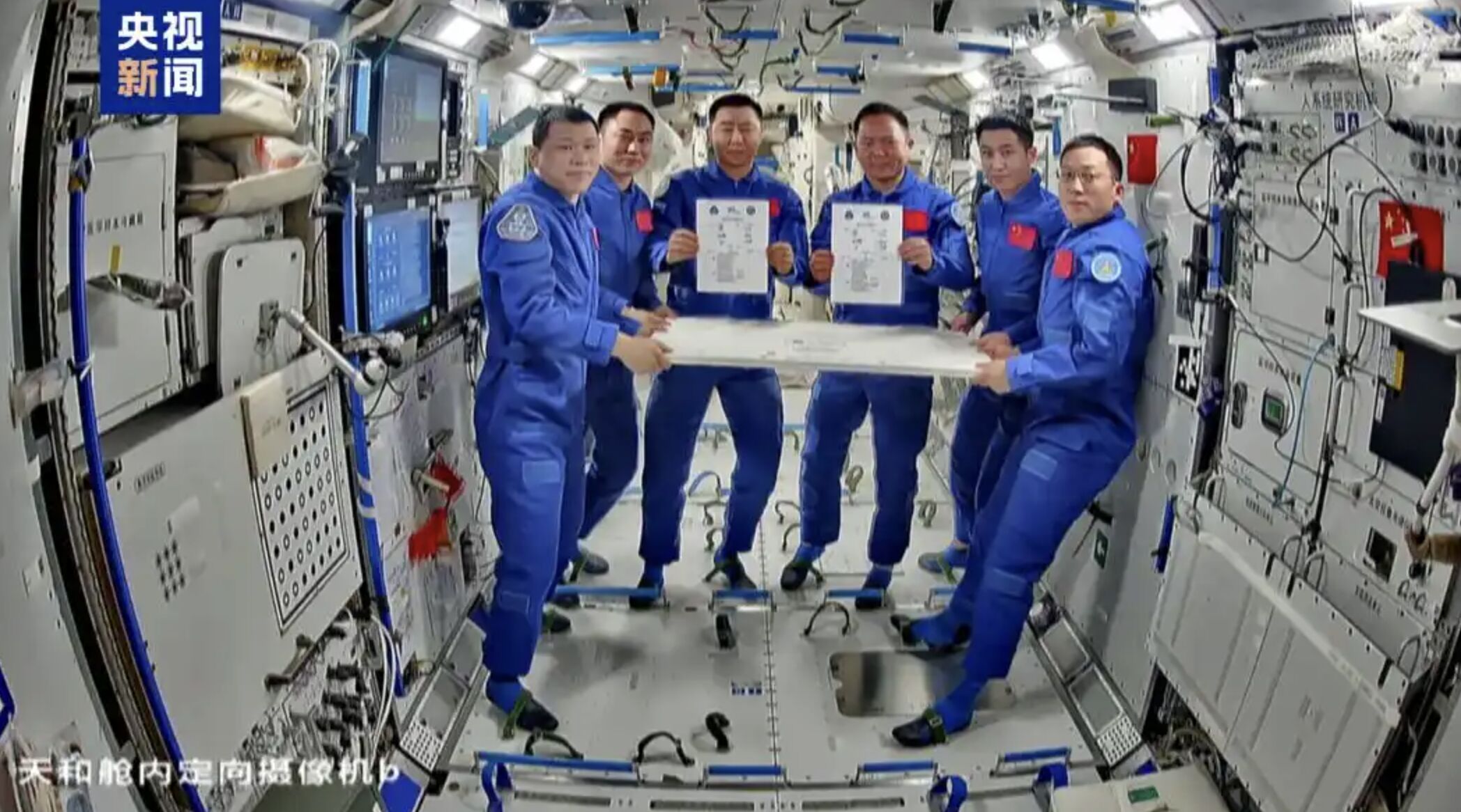 ▲大陸6名太空人在太空站內交換鑰匙，進行任務交接。（圖／翻攝央視）