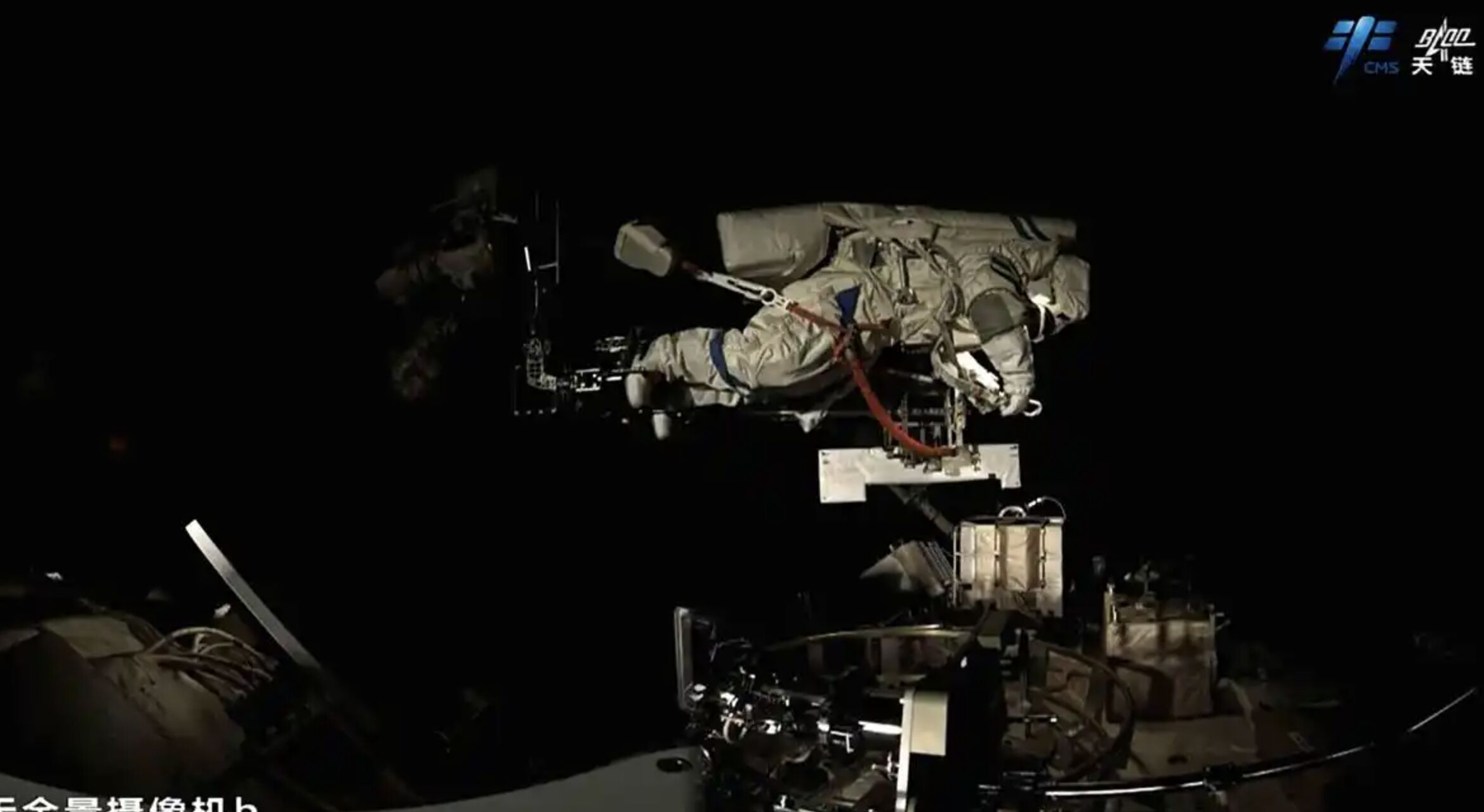 ▲神二十太空人出艙巡檢太空站。（圖／翻攝央視）