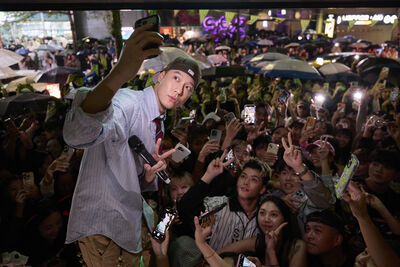 周湯豪快閃信義區酒吧 「黑衣蒙面人」突闖入...身份曝全場嚇呆