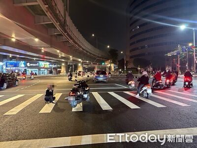 驚險畫面曝！女騎士挨撞險成公車輪下亡魂　肇事機車竟落跑