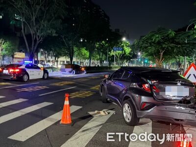 高雄休旅車變換車道「碰撞特斯拉」！　打轉再撞分隔島釀2傷