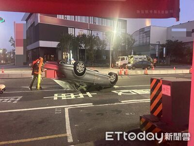 台南女清晨駕車自撞分隔島翻車 酒測超標被送辦