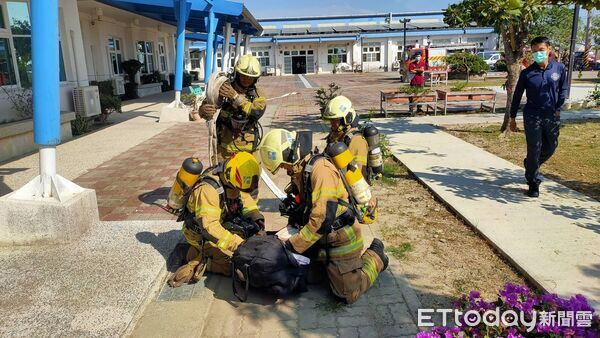 ▲南消第三大隊與弘能家園辦理消防搶救演練，模擬洗衣間電器起火情境，逼真呈現火場應變。（記者林東良翻攝，下同）