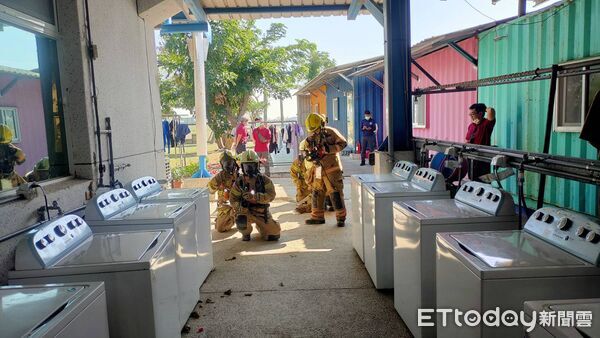 ▲南消第三大隊與弘能家園辦理消防搶救演練，模擬洗衣間電器起火情境，逼真呈現火場應變。（記者林東良翻攝，下同）