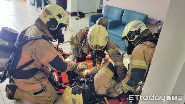 ▲南消第三大隊與弘能家園辦理消防搶救演練，模擬洗衣間電器起火情境，逼真呈現火場應變。（記者林東良翻攝，下同）