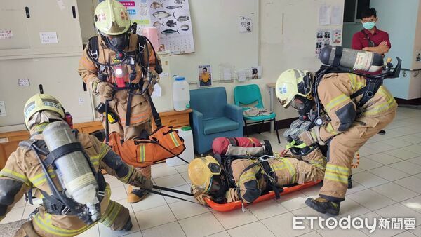 ▲南消第三大隊與弘能家園辦理消防搶救演練，模擬洗衣間電器起火情境，逼真呈現火場應變。（記者林東良翻攝，下同）
