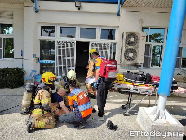 ▲南消第三大隊與弘能家園辦理消防搶救演練，模擬洗衣間電器起火情境，逼真呈現火場應變。（記者林東良翻攝，下同）