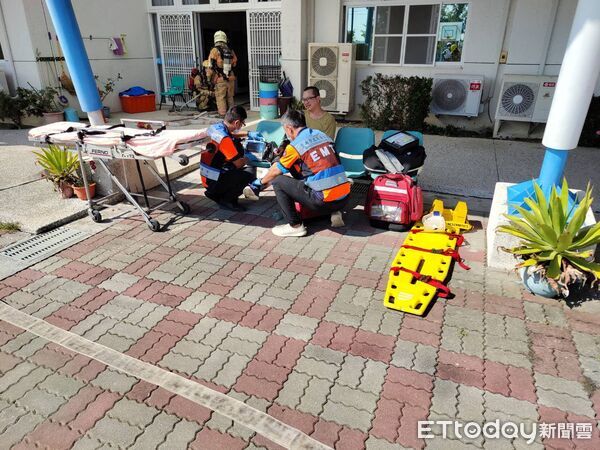 ▲南消第三大隊與弘能家園辦理消防搶救演練，模擬洗衣間電器起火情境，逼真呈現火場應變。（記者林東良翻攝，下同）