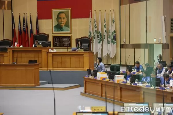 ▲雲林縣長張麗善於議會總質詢中回應議員提問，神情堅定。（圖／記者游瓊華翻攝）