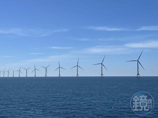 位於台灣海峽的離岸風電風機，除了是台灣重要的綠能供應來源，更具有高度的戰略意義，因為如此，負責安裝與維修的廠商及船舶身分，也就更值得政府國安單位重視。（本刊資料照）