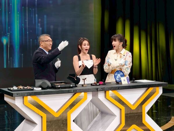 ▲麻衣(中)上節目鑑寶。（圖／JET）