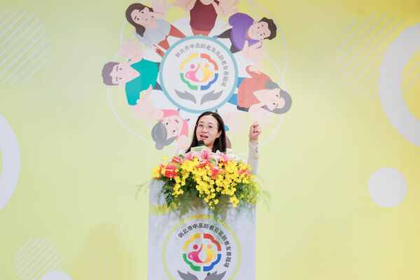 ▲新北表揚中高齡友善職場 6企業榮獲金質認證。（圖／新北市勞工局提供）