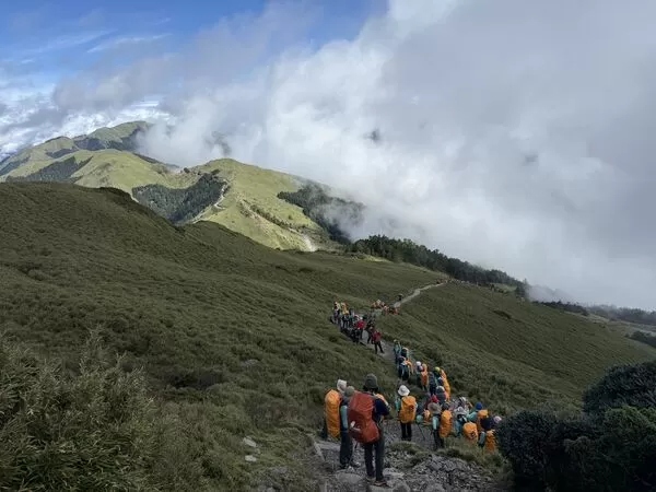 ▲▼康橋安排學生登山活動。（圖／翻攝臉書）