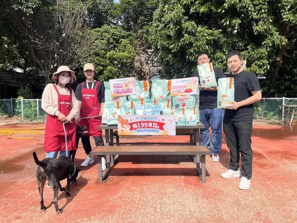 自然主義捐糧。（圖／東森寵物提供）