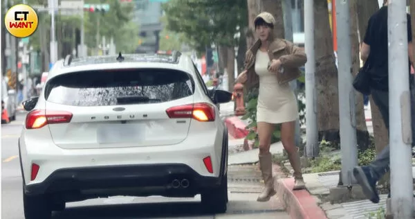 雙喜臨門1／黃沐妍戴婚戒攜男友離開台灣　照鏡撫凸肚爆有孕