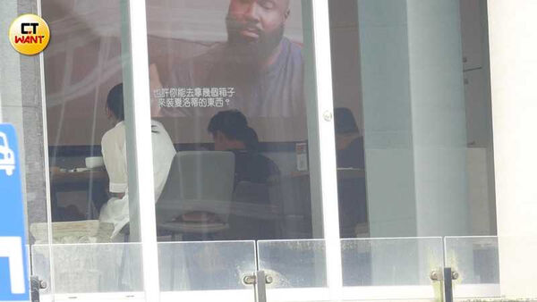 雙喜臨門1／黃沐妍戴婚戒攜男友離開台灣　照鏡撫凸肚爆有孕