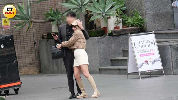 雙喜臨門1／黃沐妍戴婚戒攜男友離開台灣　照鏡撫凸肚爆有孕