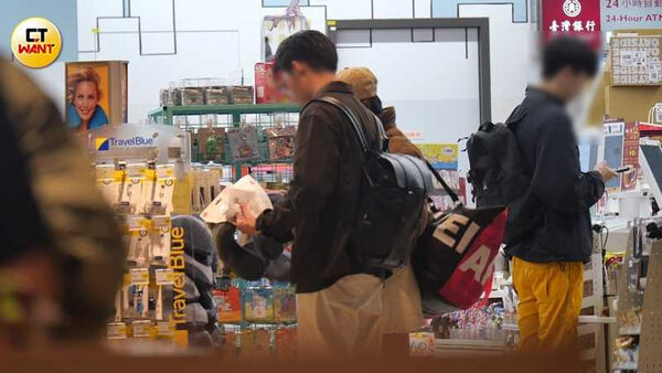 雙喜臨門1／黃沐妍戴婚戒攜男友離開台灣　照鏡撫凸肚爆有孕