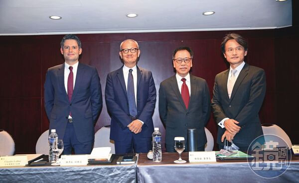 透過不斷的購併，國巨從傳統被動元件廠華麗轉身。左2為陳泰銘。