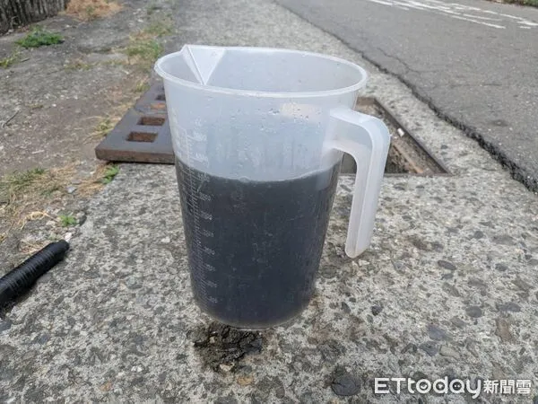 ▲鳳山溪遭人排放「強酸」廢水，導致水質變成墨綠色             。（圖／記者吳奕靖翻攝）