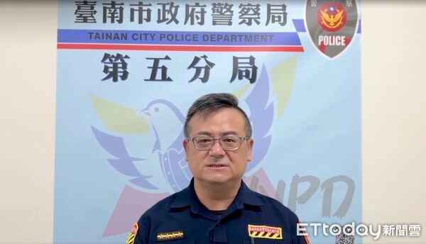 ▲台南市西門路清晨發生自小客車自撞分隔島翻覆事故，警方到場處理。（記者林東良翻攝，下同）