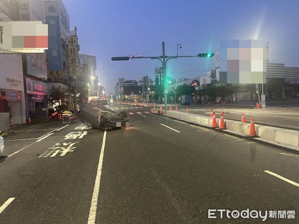 ▲台南市西門路清晨發生自小客車自撞分隔島翻覆事故，警方到場處理。（記者林東良翻攝，下同）