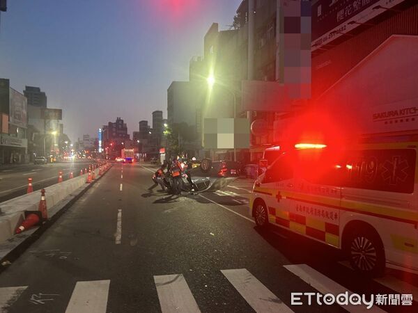 ▲台南市西門路清晨發生自小客車自撞分隔島翻覆事故，警方到場處理。（記者林東良翻攝，下同）