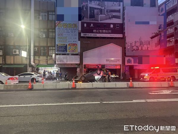 ▲台南市西門路清晨發生自小客車自撞分隔島翻覆事故，警方到場處理。（記者林東良翻攝，下同）