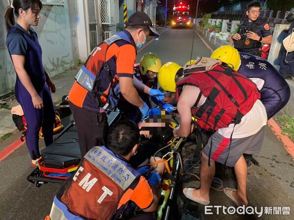 ▲1名女子墜落北區柴頭港溪，警消下水吊掛救援，消防人員合力將女子吊掛上岸，所幸僅受皮肉傷。（民眾提供，下同）