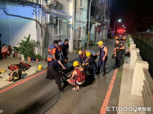 ▲1名女子墜落北區柴頭港溪，警消下水吊掛救援，消防人員合力將女子吊掛上岸，所幸僅受皮肉傷。（民眾提供，下同）