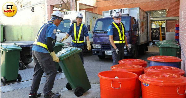 過去不少廠商搶收廚餘餵豬，如今「禁餵令」一下廠商大多跑光了，各地只好轉由公所清潔隊扛起清運廚餘之責，但統一回收桶等問題配套，仍待逐步到位。（圖／周志龍攝）