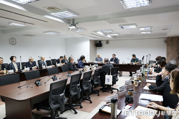 ▲日本蓬萊會訪團拜會台南市政府，與市長黃偉哲就產業與科技合作交流。（記者林東良翻攝，下同）