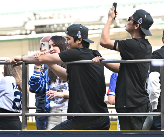 ▲▼大谷翔平愛妻真美子手中的「舊iPhone」意外成為焦點。（圖／達志影像／美聯社）