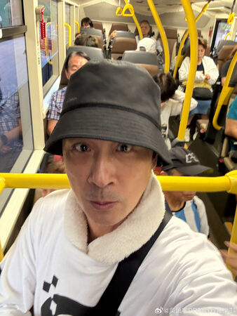 ▲吳鎮宇搭公車刷老年卡被司機質疑。（圖／翻攝自微博／吳鎮宇DD的食食猪樂部）